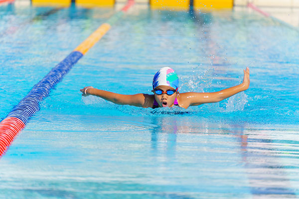 Cours de natation à Mérignac. Brasse et Papillon s'ajoutent au Crawl et Dos crawlé.